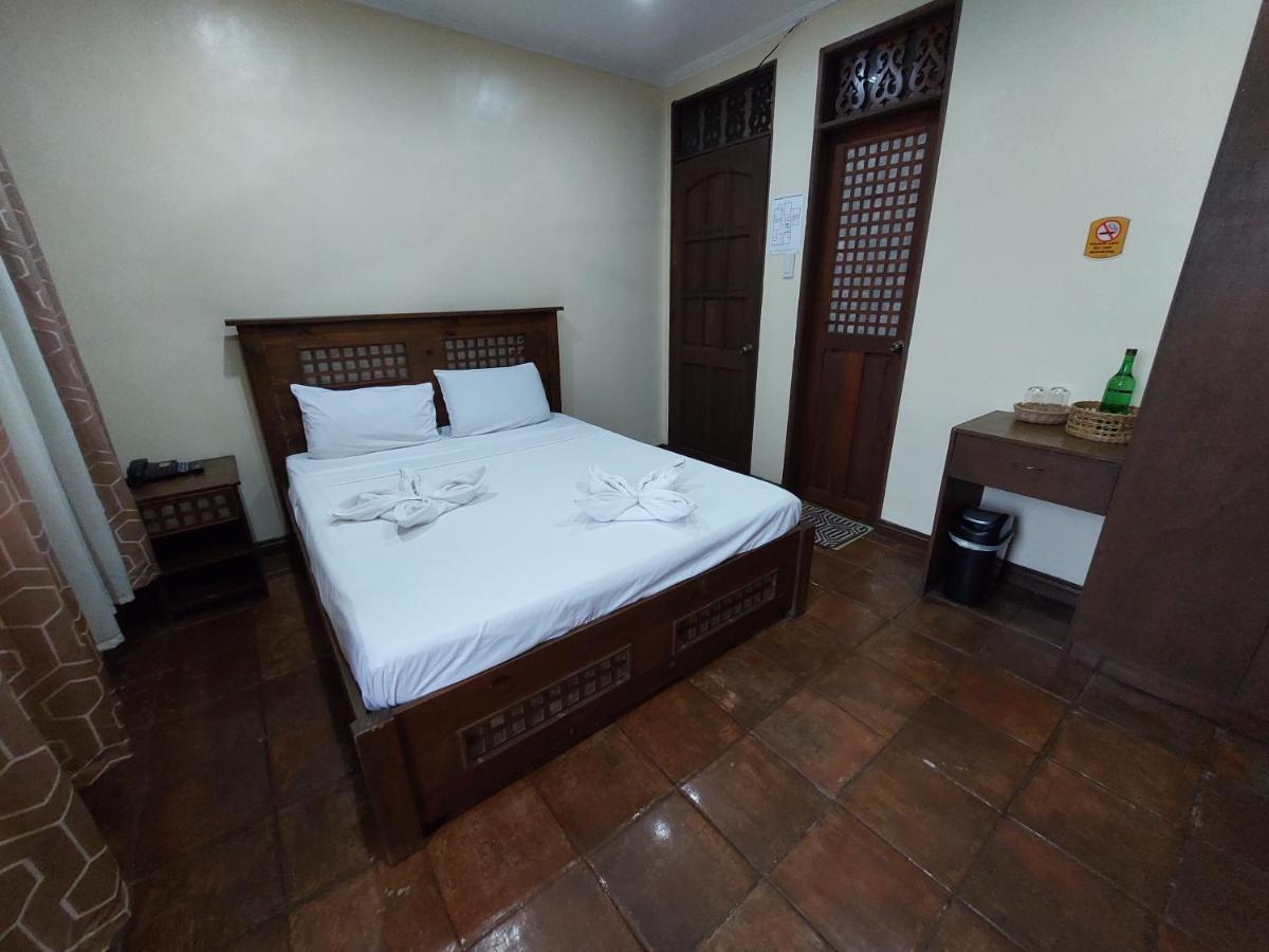 Makabata & Cafe Hotel Manila