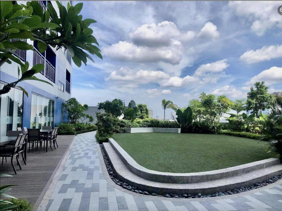 Awesome Value, Great Location Apartment *