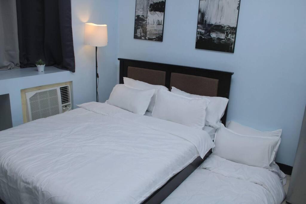A2j Executive Near Venice Mall Bgc Apartment Manila