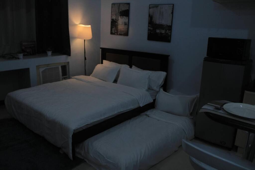 A2j Executive Near Venice Mall Bgc Apartment Manila