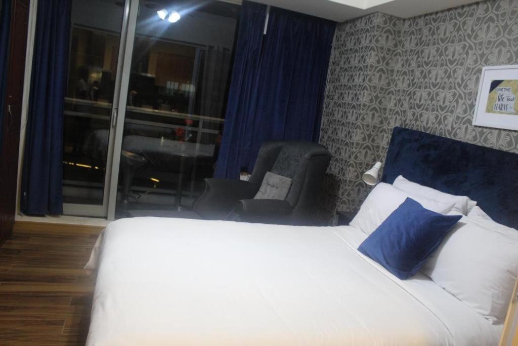 Azure Urban A3 Near Airport Mall With Balcony Wavepool * Manila