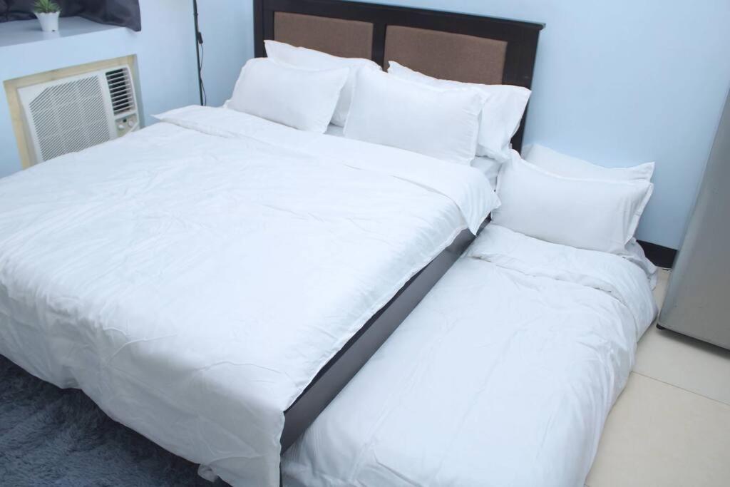 A2j Executive Near Venice Mall Bgc Apartment Manila
