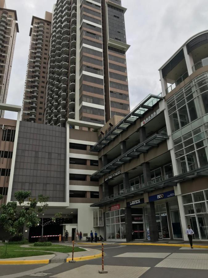 Q Radiance: Airport-adjacent Urban Oasis Apartment *