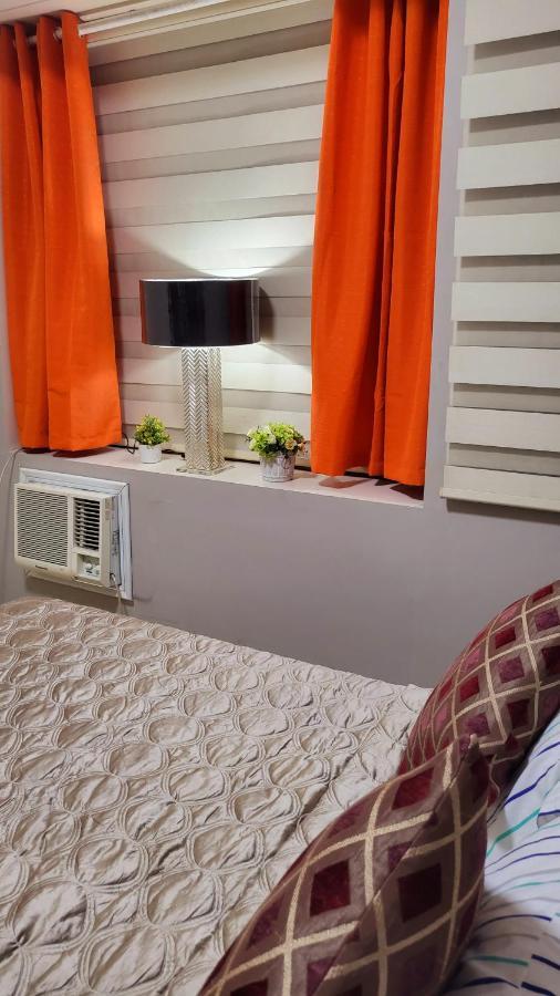 One Palm Tree - 10o With Balcony - Across Terminal 3 Airport Apartment Manila