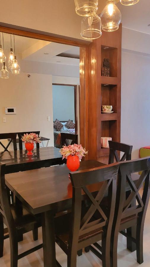 One Palm Tree - 10o With Balcony - Across Terminal 3 Airport Apartment Manila