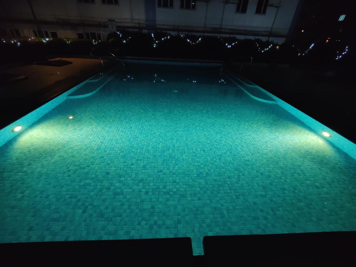 Aparthotel Premium 1br At Mplace Music 50 Inch Tv Pool Pay Extra Manila