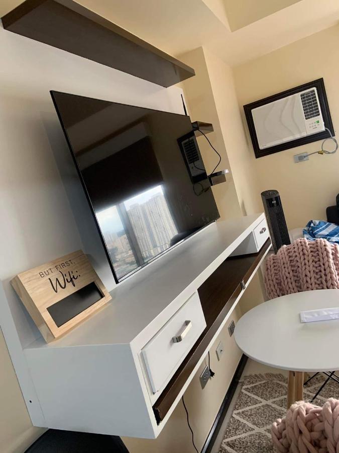 Apartment Q Radiance: Airport-adjacent Urban Oasis *