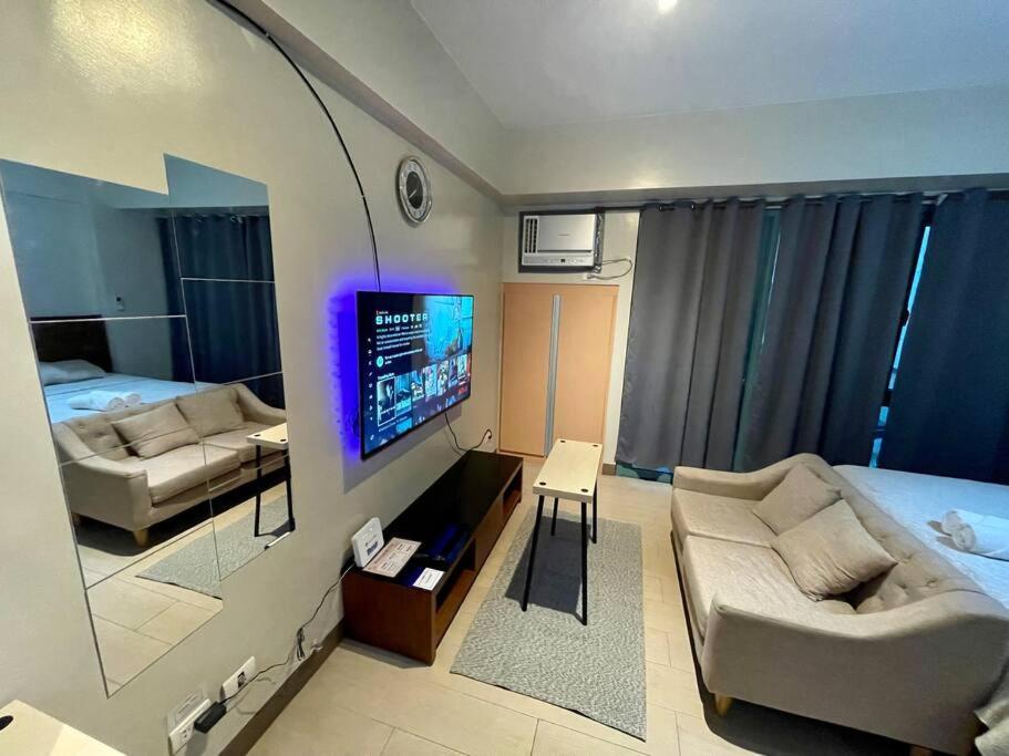 Two Palm Tree Across Naia Terminal 3 Apartment *