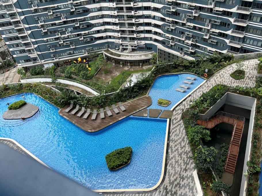 In Air Residences, Makati With Wifi, Netflix, Pool, Mall And