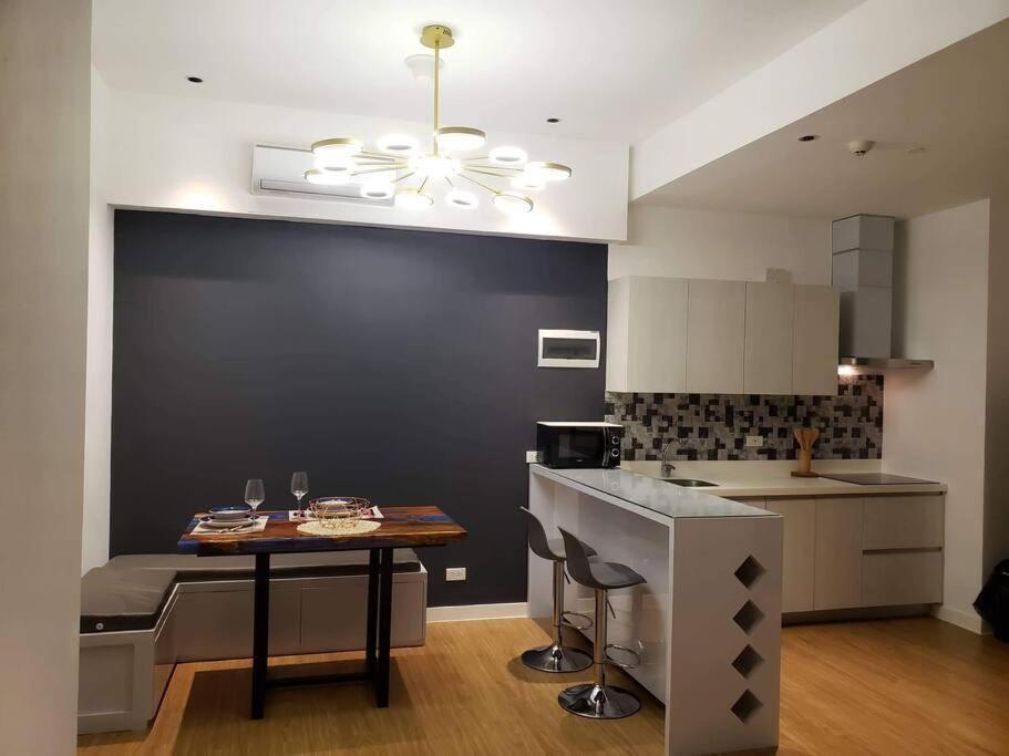 2 Bedroom Executive Under New Management Manila