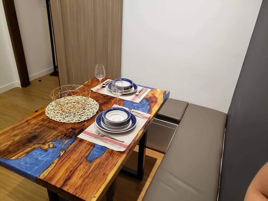 2 Bedroom Executive Under New Management Apartment Manila