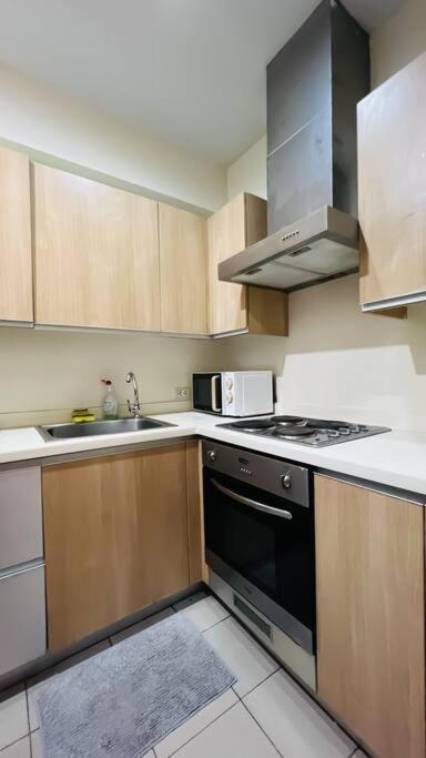 Bgc 2br Near Sm Aura With Free Parking & Wi-fi Apartment *