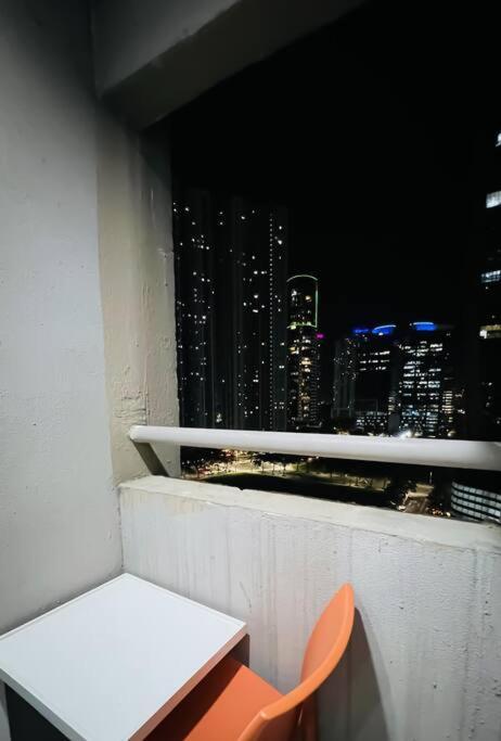 Apartment Bgc 2br Near Sm Aura With Free Parking & Wi-fi *