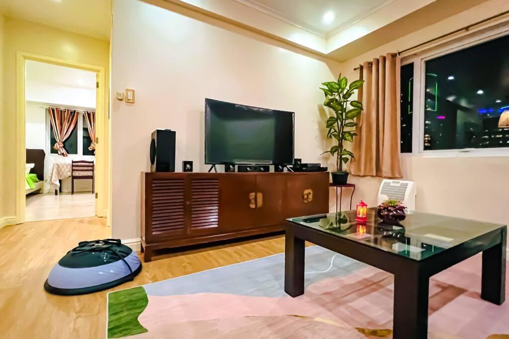 Bgc 2br Near Sm Aura With Free Parking & Wi-fi Manila