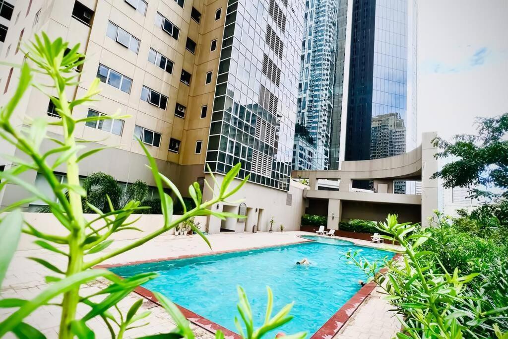 Bgc 2br Near Sm Aura With Free Parking & Wi-fi *