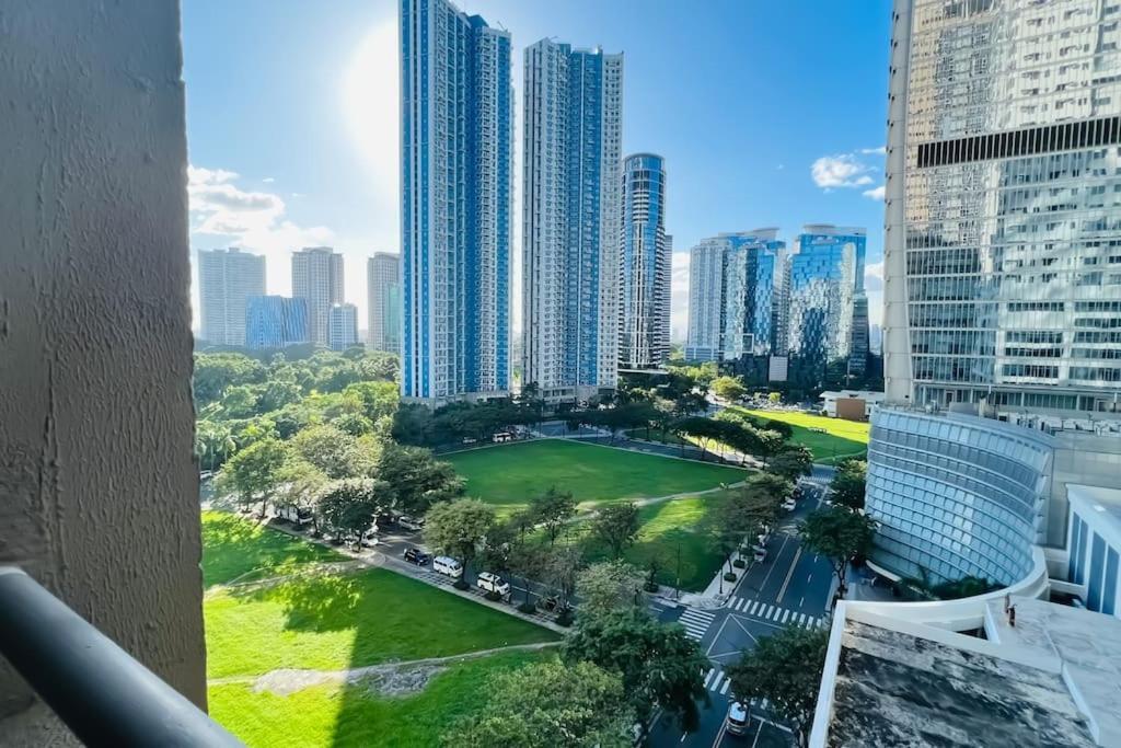 Bgc 2br Near Sm Aura With Free Parking & Wi-fi Apartment *