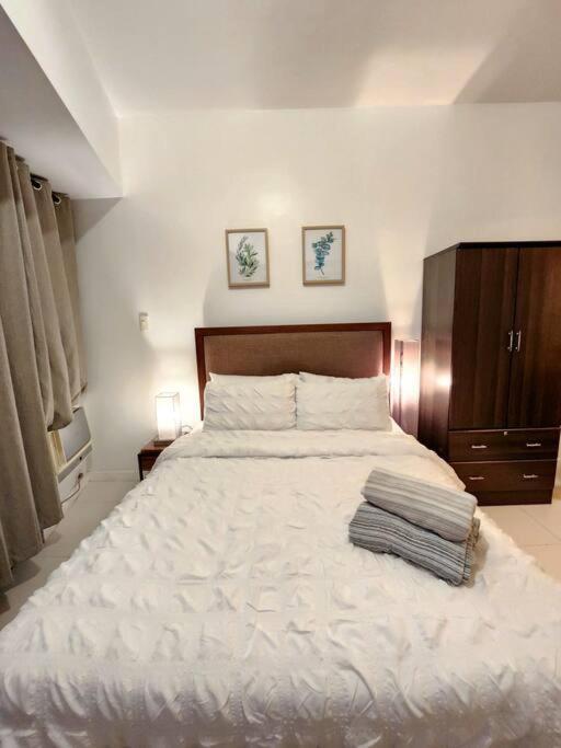 Modern Hotel-type Near Greenbelt Netflix 100mbps Apartment *