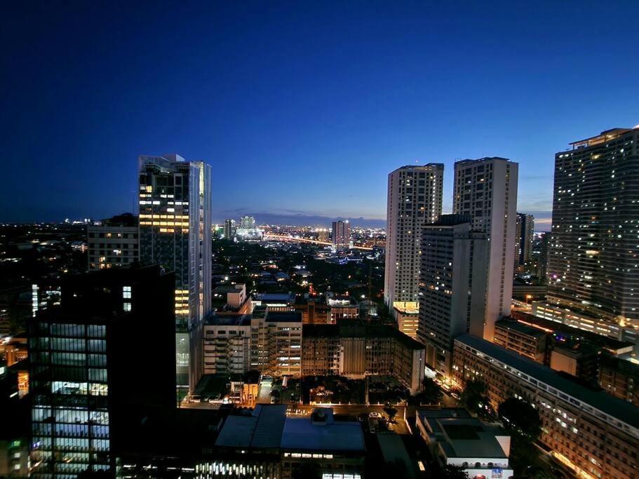 Modern Hotel-type Near Greenbelt Netflix 100mbps Apartment *