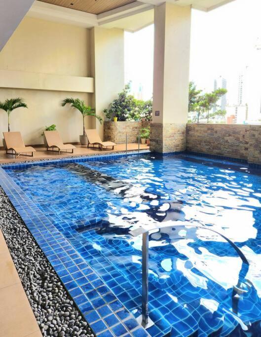 Modern Hotel-type Near Greenbelt Netflix 100mbps Apartment