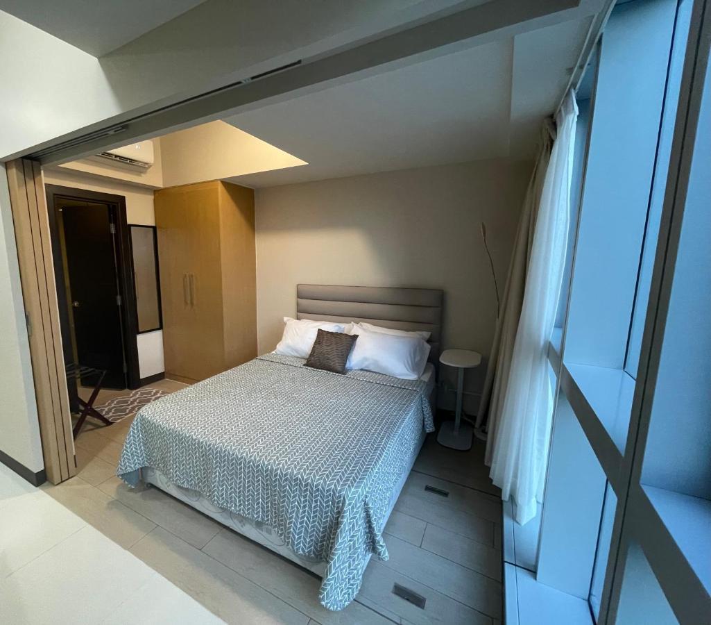 1 Bedroom Uptown Parksuites Bgc, High Floor, Morning Sun Apartment