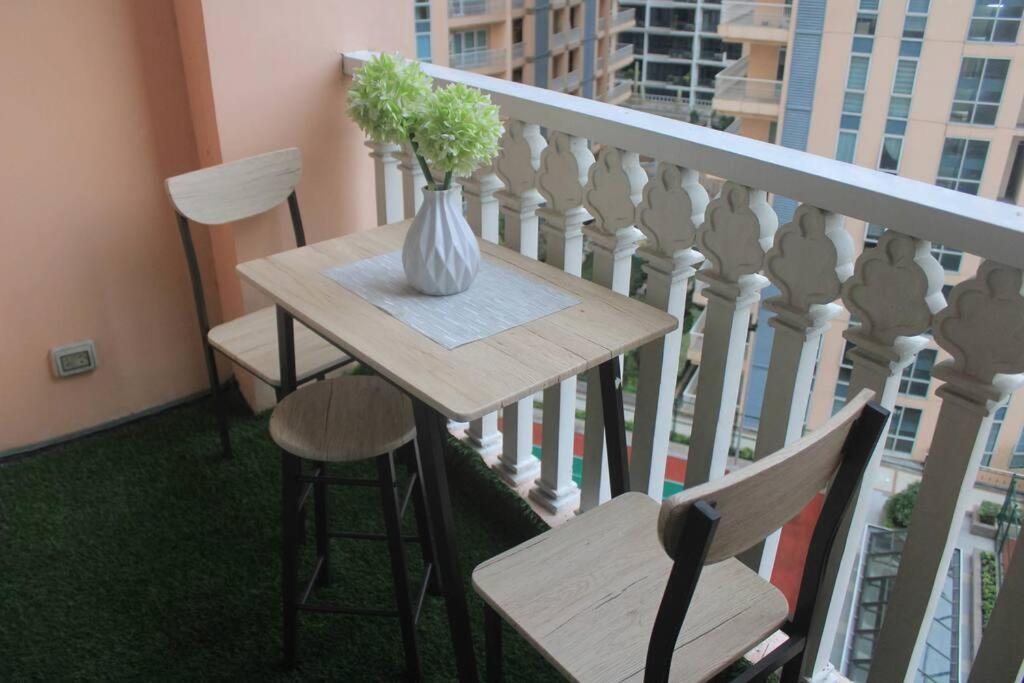 A2j Luxury Studio Venice Near Venice Mall Manila