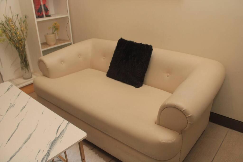 A2j Luxury Studio Venice Near Venice Mall Manila