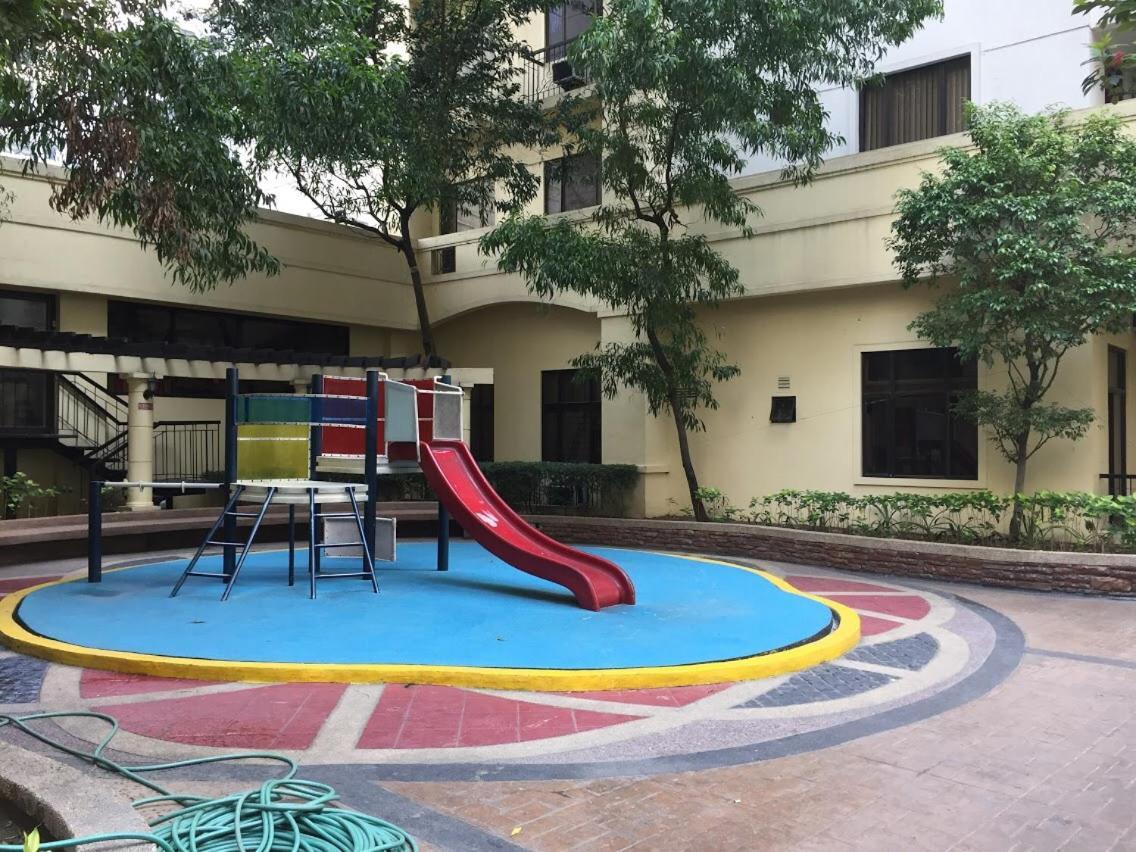 Aurrow @ Burgos Circle Bgc Apartment Manila