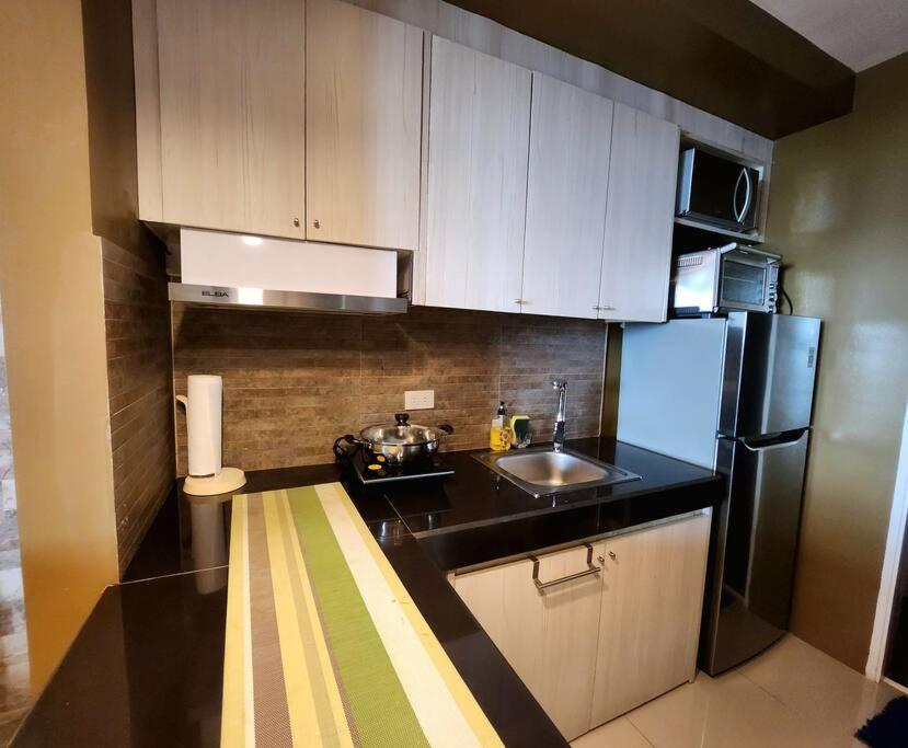 Executive W/ Balcony Near Greenbelt 100mbps * Manila