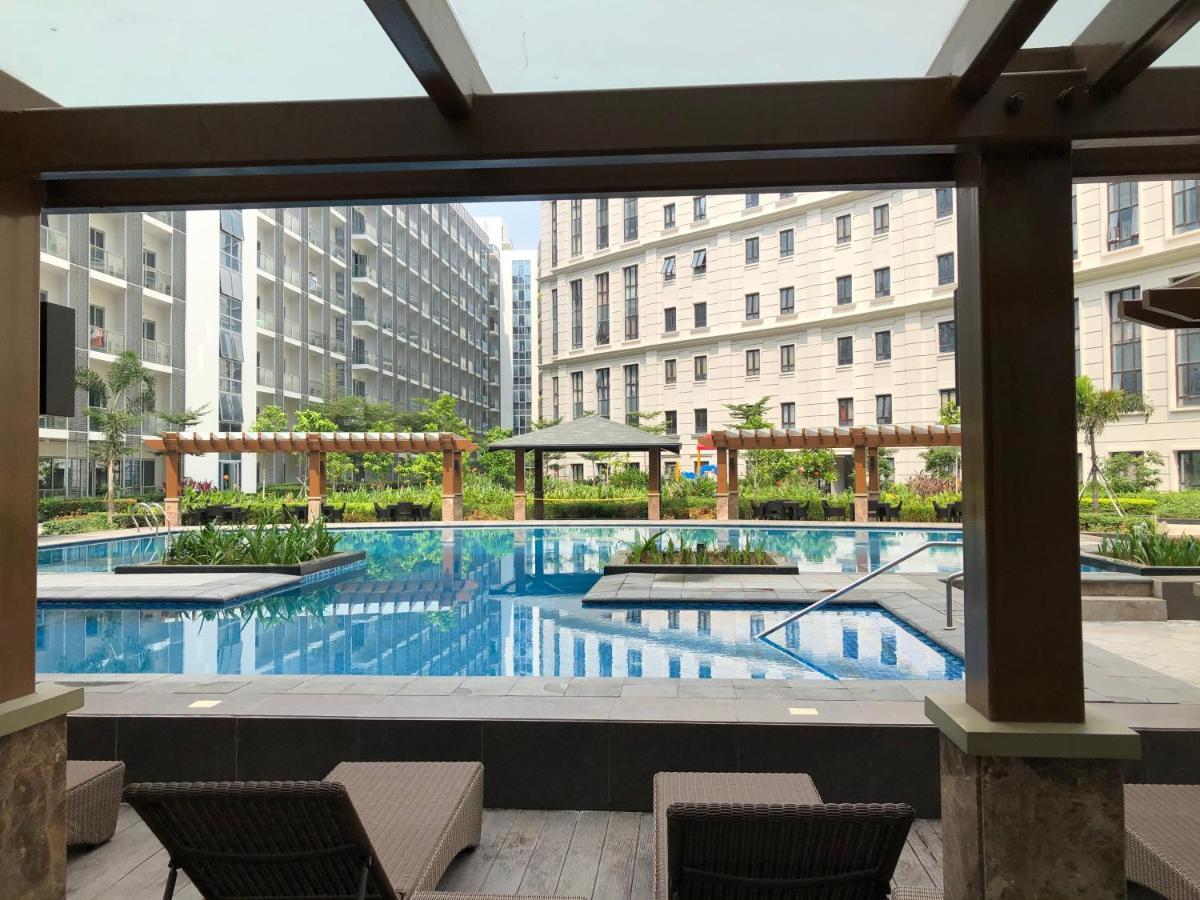 Apartment Robles' Unit At 81 Newport Boulevard