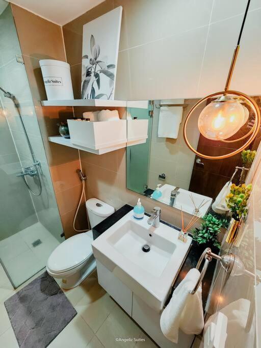 Apartment New Modern Venice Best View And Balcony, Fast Wifi At Mckinley Hill 1br Interconnected To Venice Grand Canal Mall