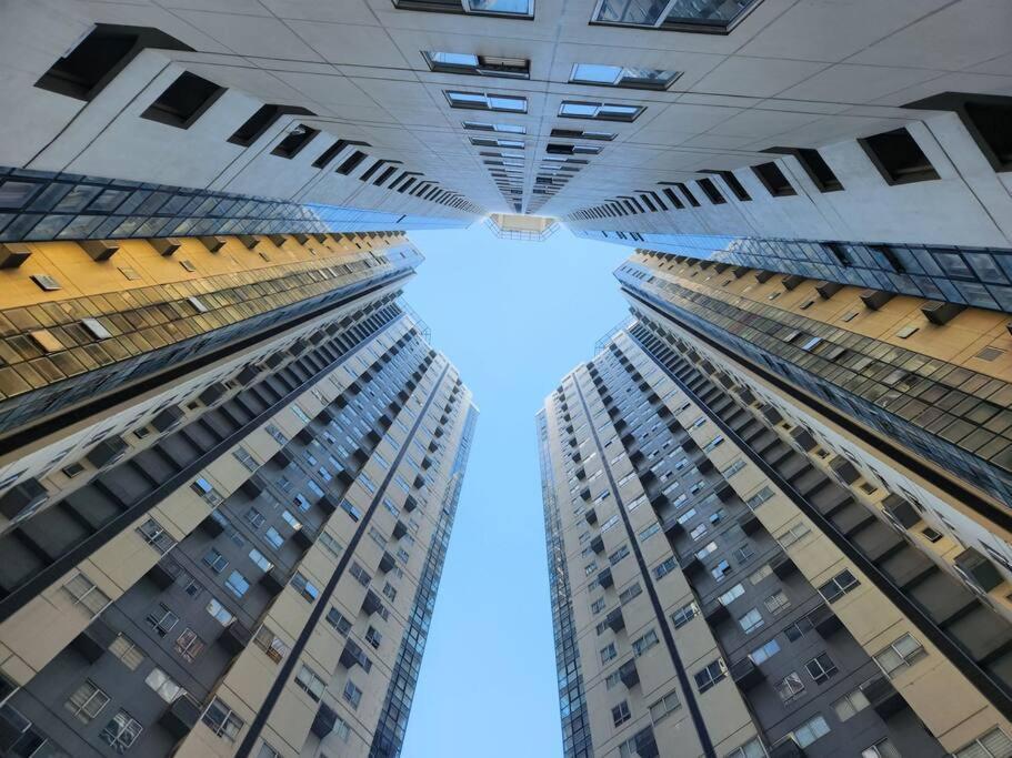 Apartment Enjoy Bgc Sunset And Golf Course View 2 Bedroom Loft With 100mbps Internet Connection *