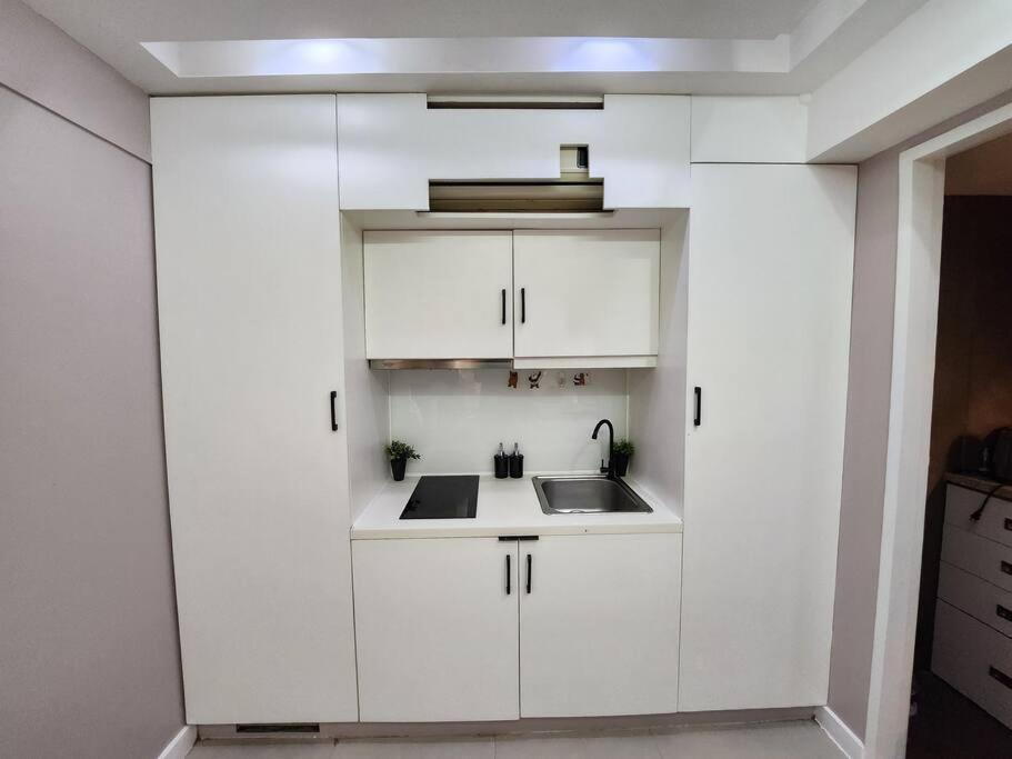 Enjoy Bgc Sunset And Golf Course View 2 Bedroom Loft With 100mbps Internet Connection *