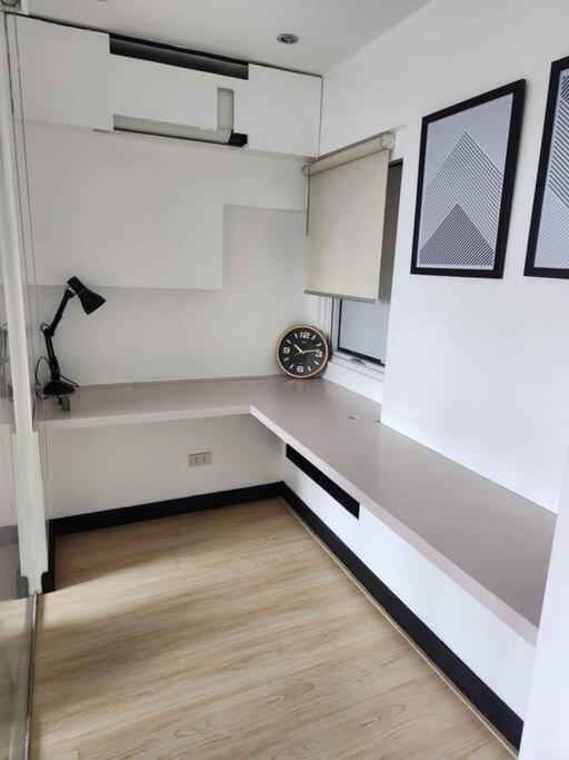 Apartment Enjoy Bgc Sunset And Golf Course View 2 Bedroom Loft With 100mbps Internet Connection *