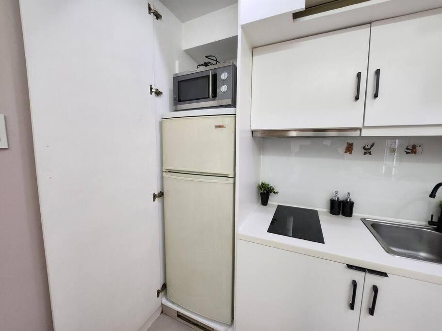 Enjoy Bgc Sunset And Golf Course View 2 Bedroom Loft With 100mbps Internet Connection Apartment *