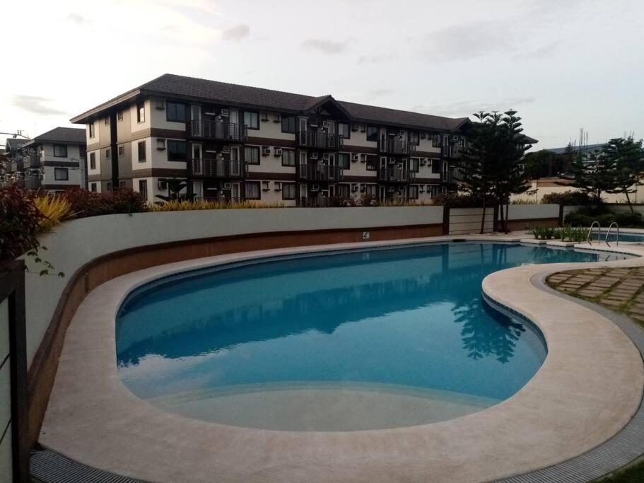 Racky's Condotel - Type With Vibe * Manila