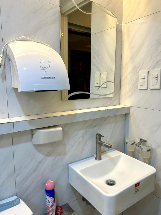 Racky's Condotel - Type With Vibe Apartment Manila
