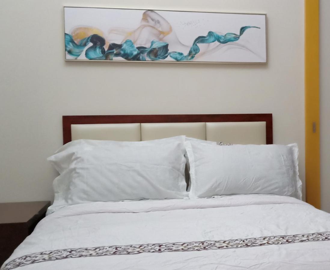 One Uptown Opposite Of Grandhyatt Taguig Apartment