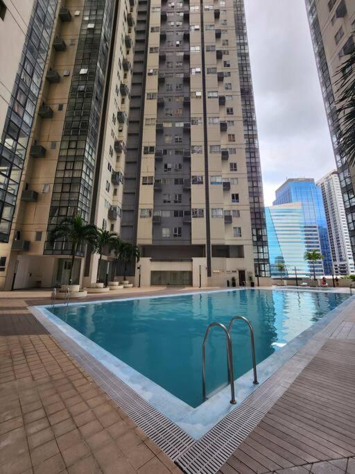 Apartment Enjoy Bgc Sunset And Golf Course View 2 Bedroom Loft With 100mbps Internet Connection