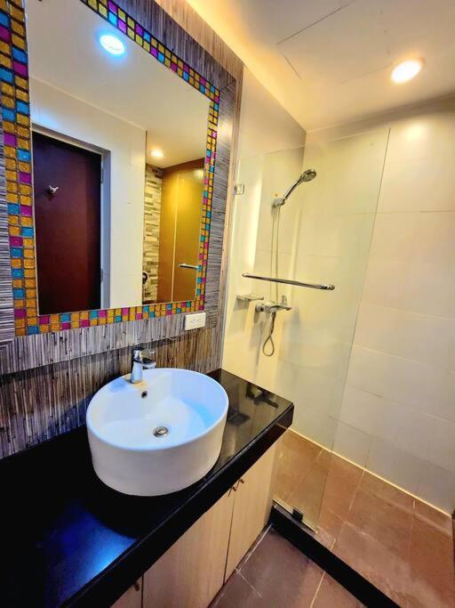 Executive W/ Balcony Near Greenbelt 100mbps Apartment Manila