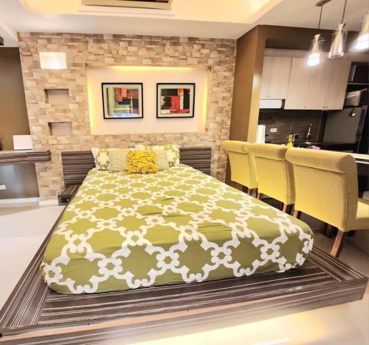 Executive W/ Balcony Near Greenbelt 100mbps *