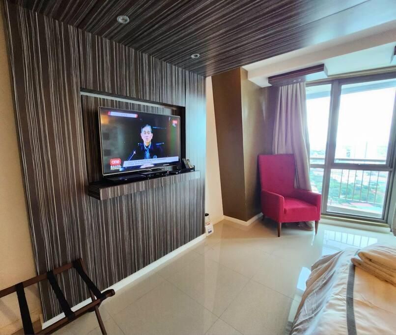 Executive W/ Balcony Near Greenbelt 100mbps Apartment *