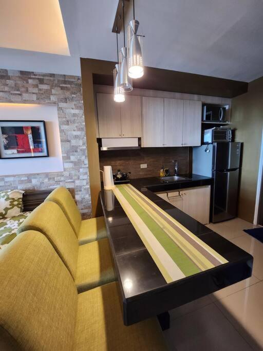 Executive W/ Balcony Near Greenbelt 100mbps Manila