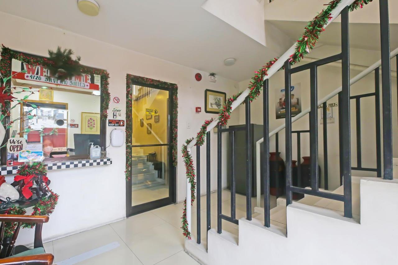 Oyo 896 Silverio Suites