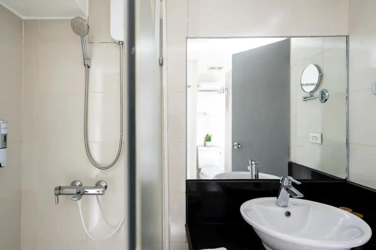 Apartment Modern Loft, 65 In Uhd Tv W Fast Wifi + Pool & Gym *