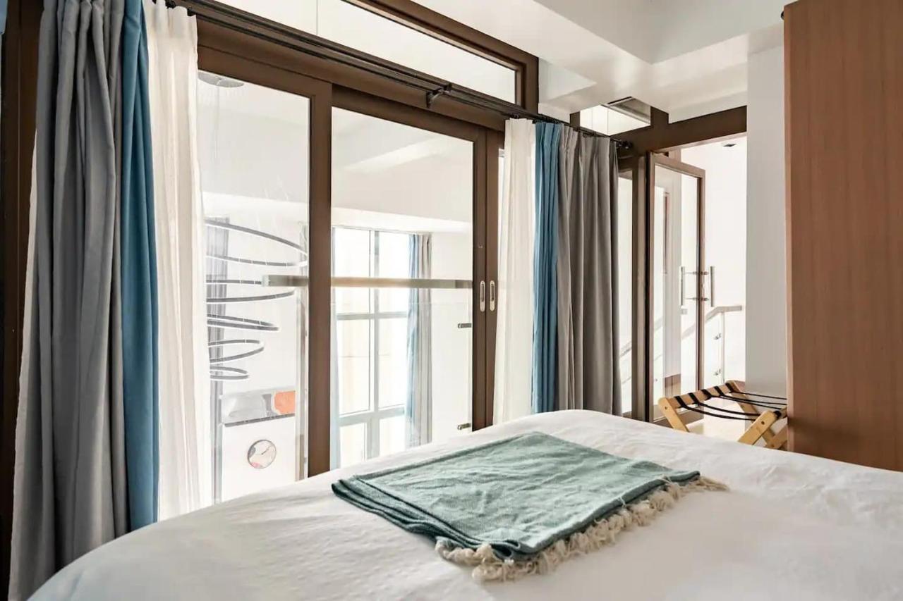 Apartment Modern Loft, 65 In Uhd Tv W Fast Wifi + Pool & Gym *