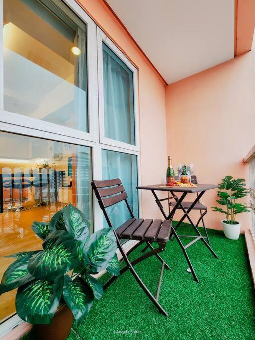 New Modern Venice Best View And Balcony, Fast Wifi At Mckinley Hill 1br Interconnected To Venice Grand Canal Mall *