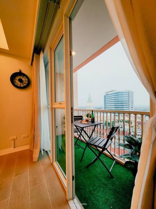 New Modern Venice Best View And Balcony, Fast Wifi At Mckinley Hill 1br Interconnected To Venice Grand Canal Mall Apartment