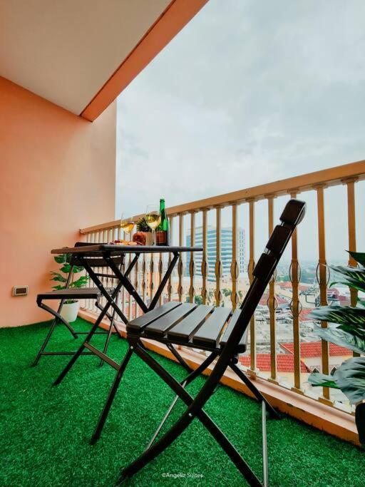 New Modern Venice Best View And Balcony, Fast Wifi At Mckinley Hill 1br Interconnected To Venice Grand Canal Mall Manila