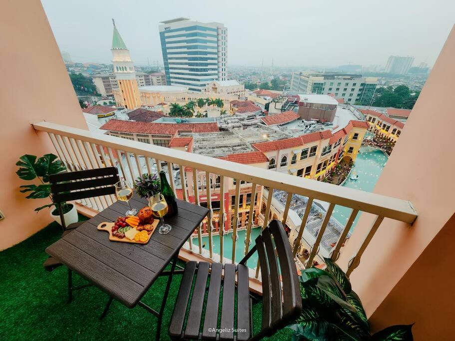 Apartment New Modern Venice Best View And Balcony, Fast Wifi At Mckinley Hill 1br Interconnected To Venice Grand Canal Mall
