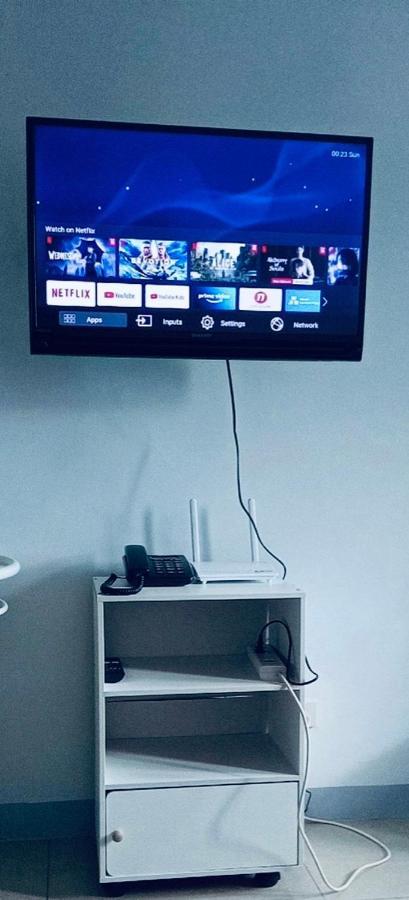 Beacon Makati Free Pool Access Free Wifi 100mbps & Free Netflix * Manila